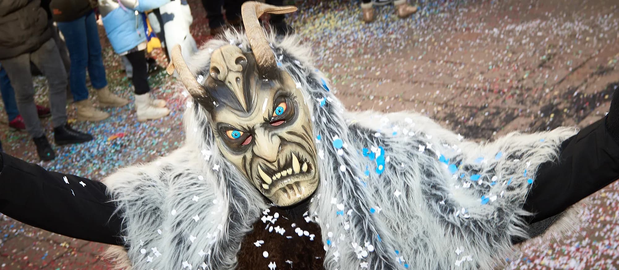 Fasnacht-Maskenfigur mit weißem Fell und gruseliger Maske